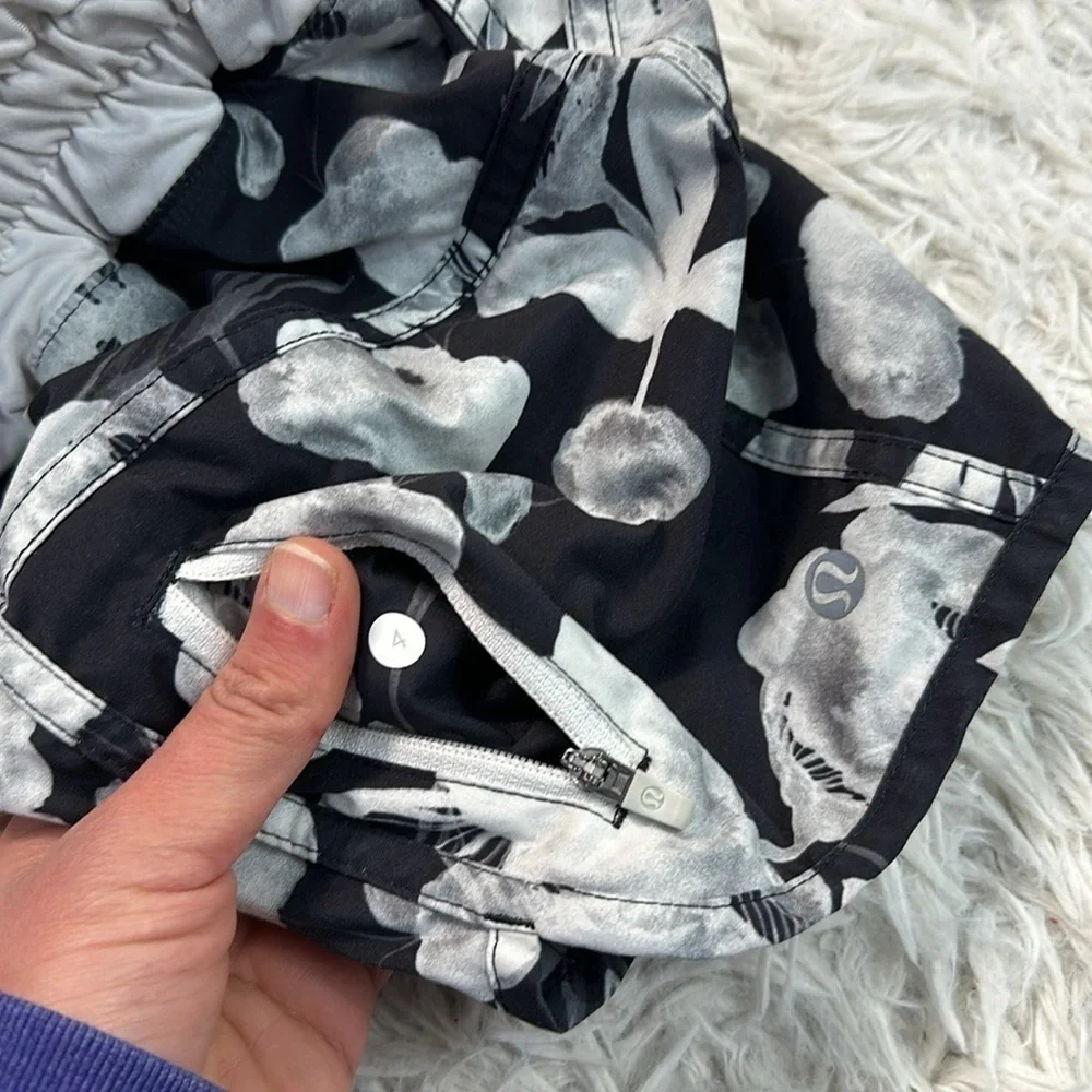 Lululemon Tracker Short II *2-way Stretch Inky Floral Black Ghost